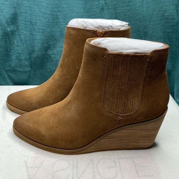 Gorgeous NWT Frye and Co. Women's Kaye Chelsea Boot‎ - Picture 6 of 11